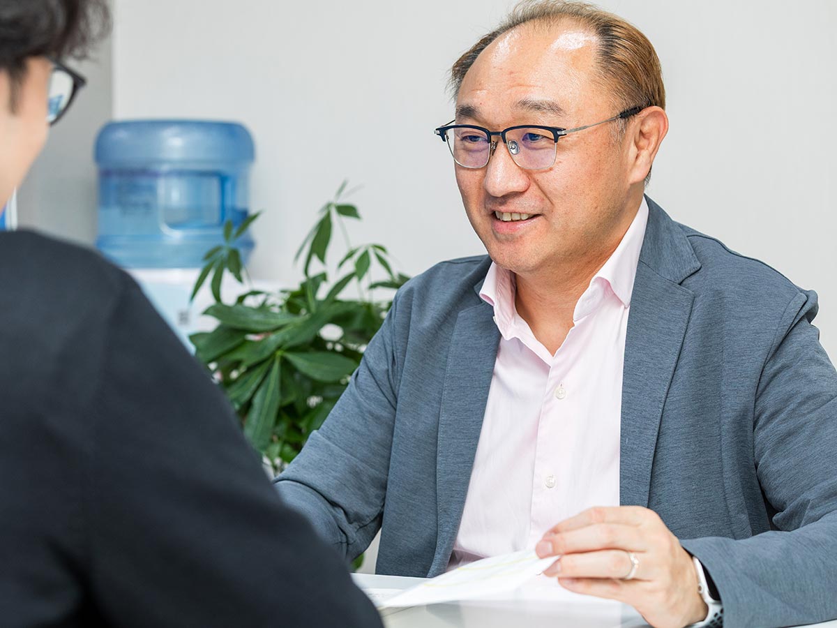 代表税理士 島元 宏忠が顧問先と対話する様子